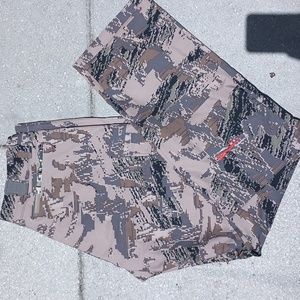 Mens Sitka camouflage hunting pants! Never been worn without tags!